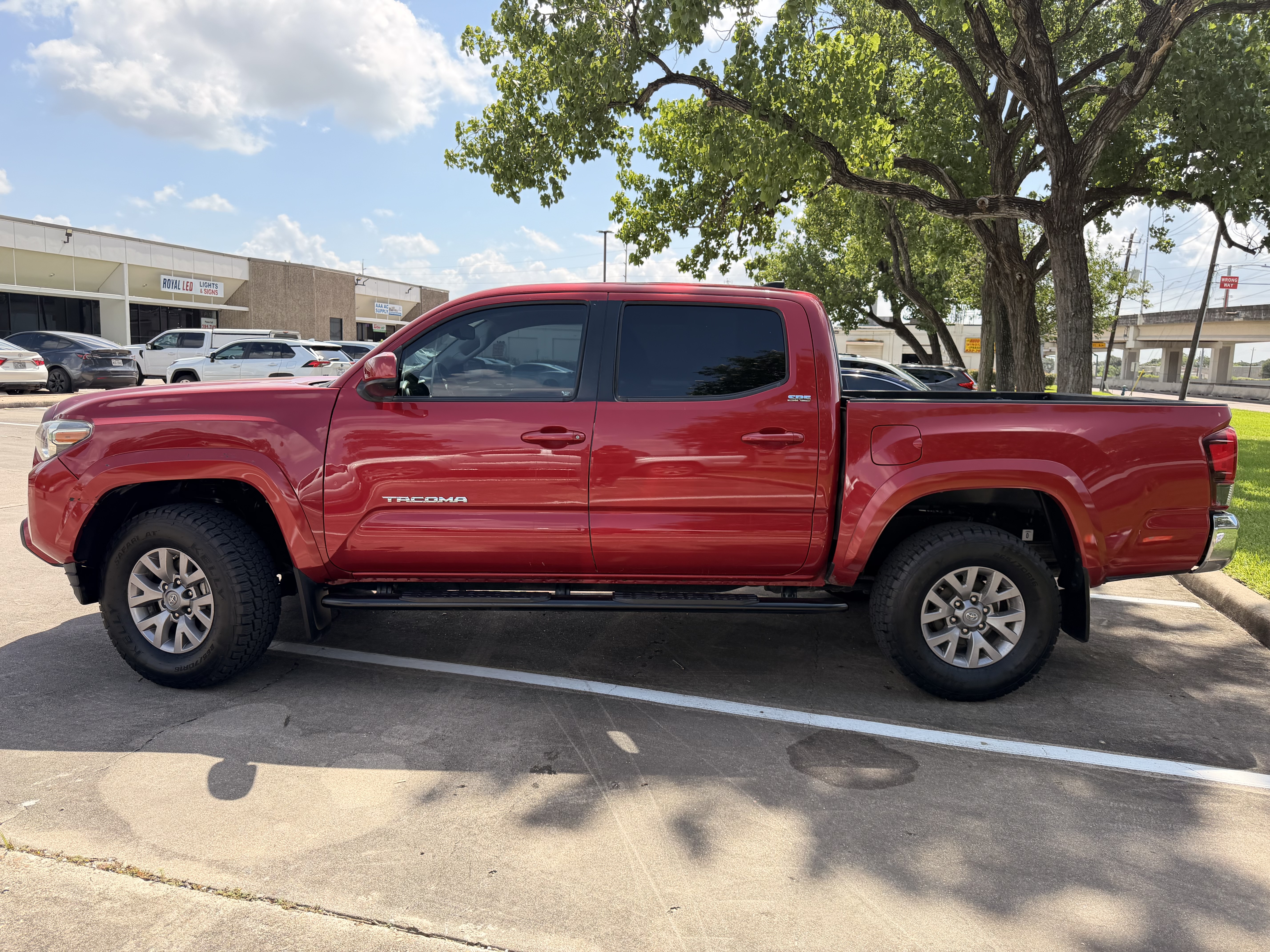 2018 TOYOTA Tacoma β photo 2