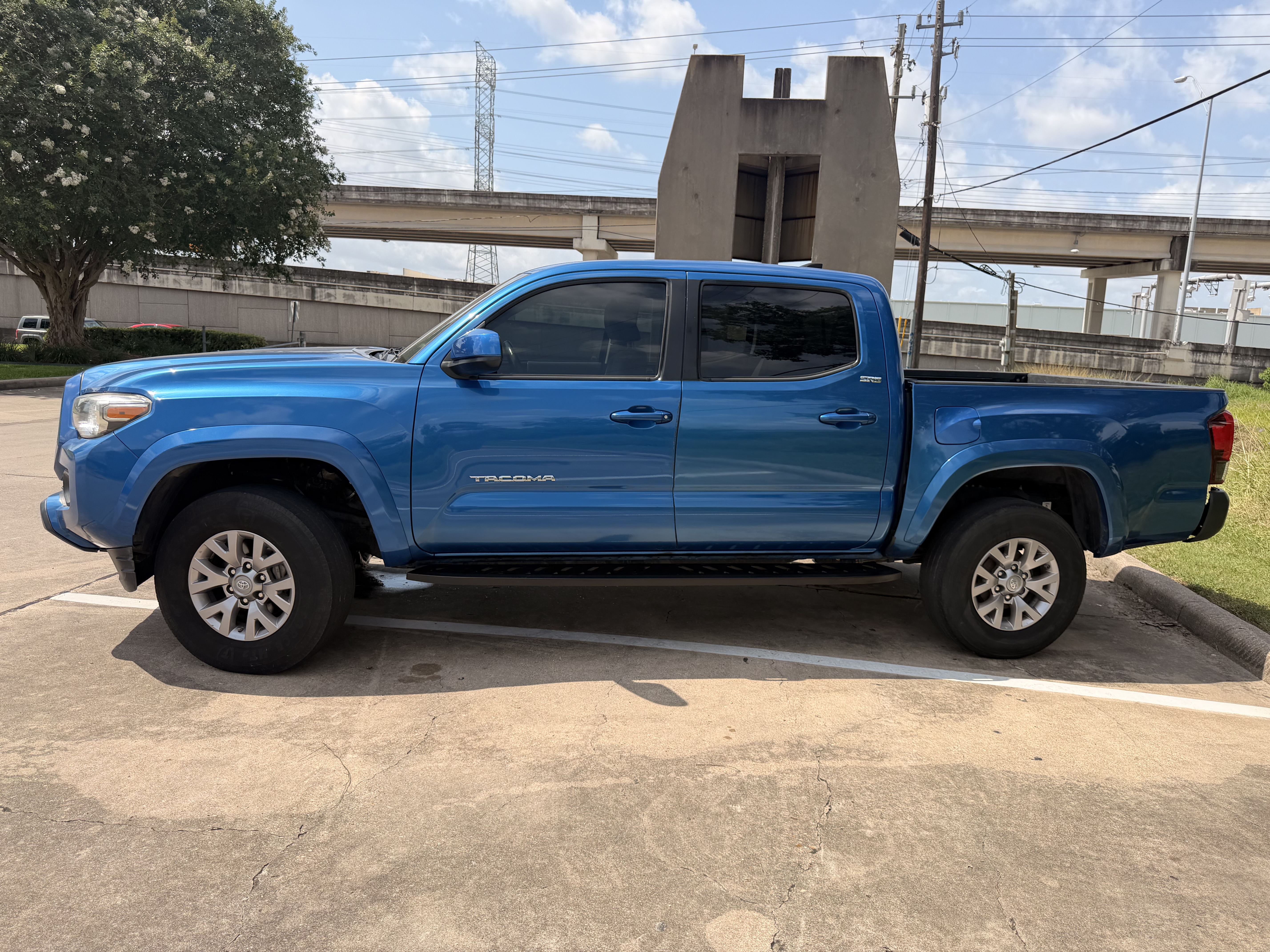 2018 TOYOTA Tacoma β photo 2